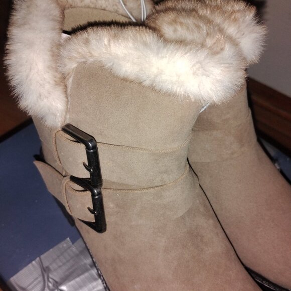 Two pairs size 8 and 7 (womens) - Picture 6 of 9